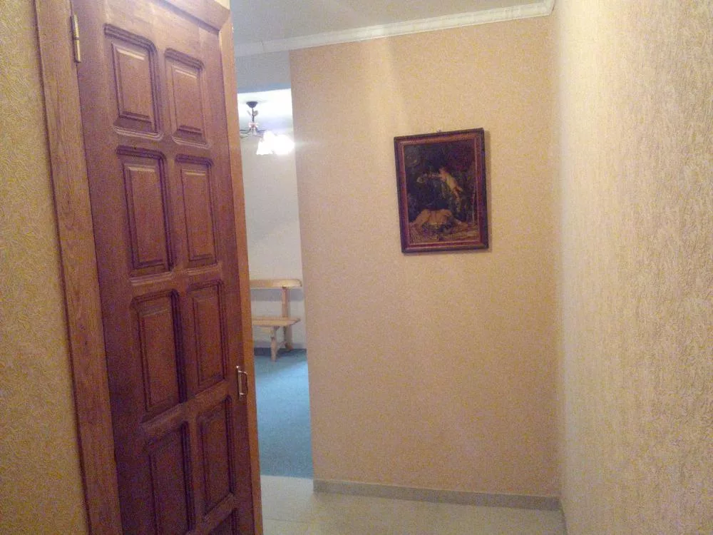 Сдается 3-х комнатная квартира, расположенная в самом центре Пицунды по адресу ул.Гочуа, 19